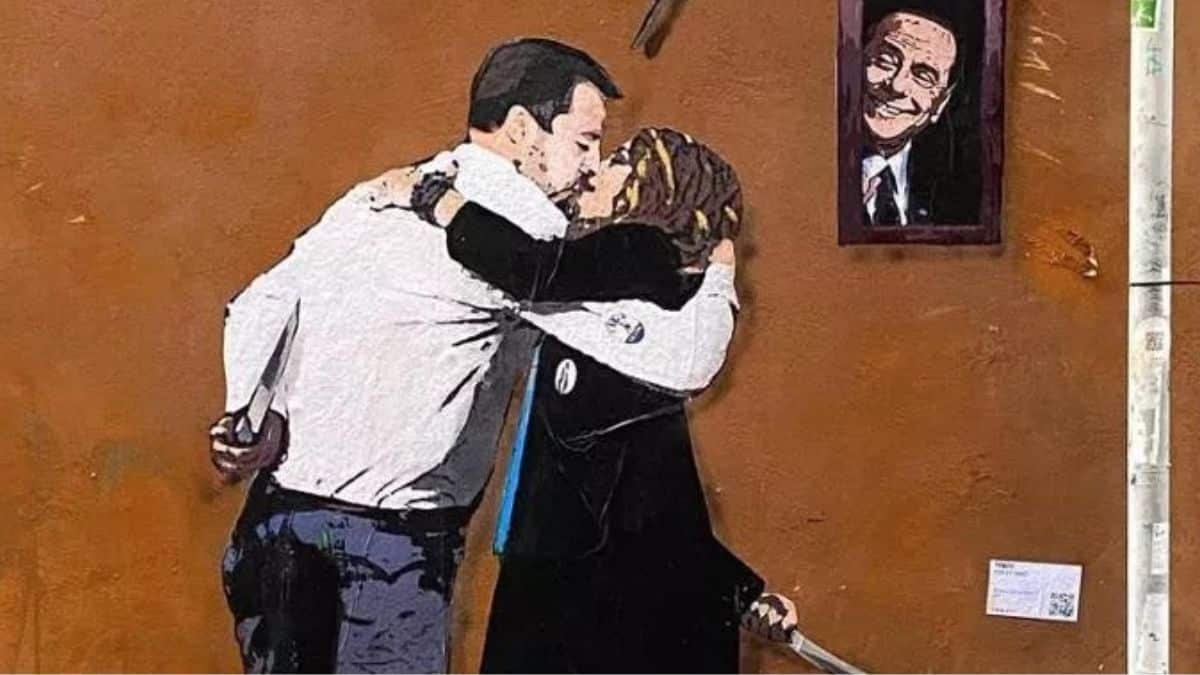Salvini e Meloni si baciano con i pugnali dietro la schiena: il murale di TvBoy censurato