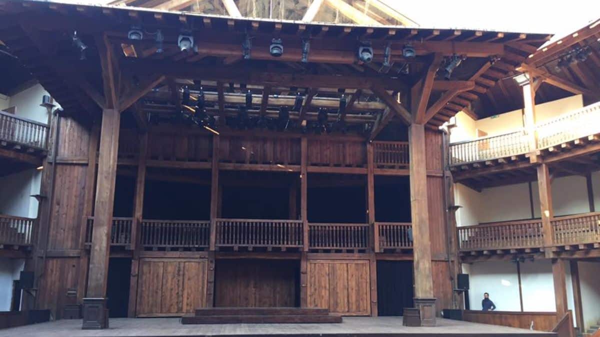 Roma, al Globe Theatre crollo di parte della scalinata: una decina di feriti tra i ragazzi