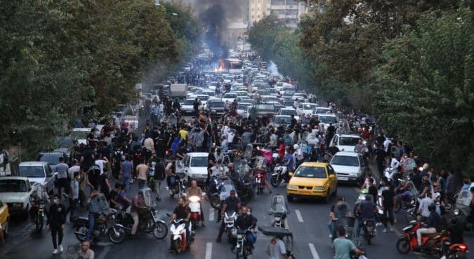 Iran, le proteste continuano dopo la morte di Mahsa: si registrano già 31 morti