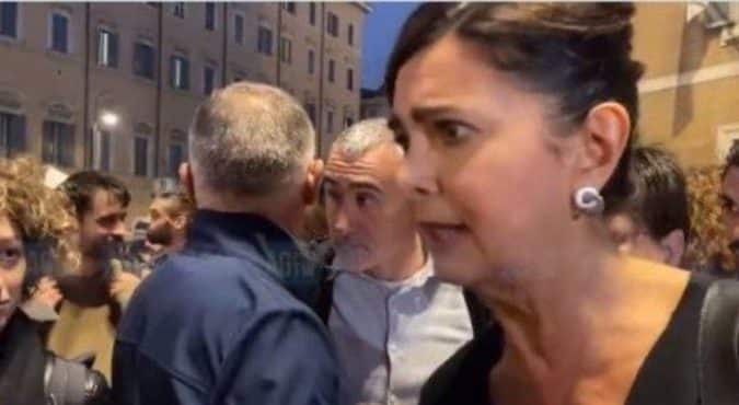 Laura Boldrini contestata alla manifestazione per i diritti dell’aborto: l’onorevole era scesa in piazza a Roma