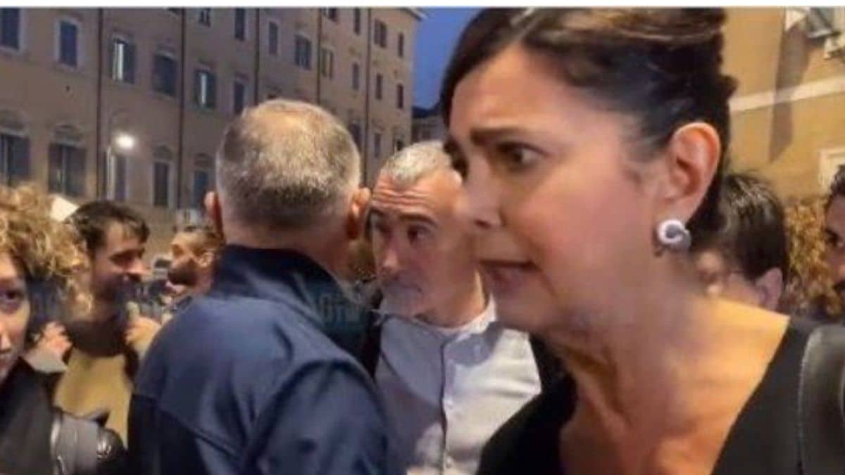 Laura Boldrini contestata alla manifestazione per i diritti dell’aborto: l’onorevole era scesa in piazza a Roma