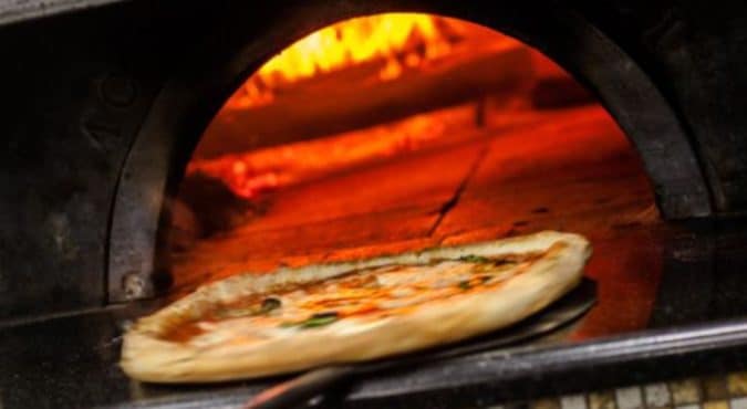 Pizza con bestemmia scritta con la panna: incredibile in un locale a Caorle. Il dipendente è stato sospeso