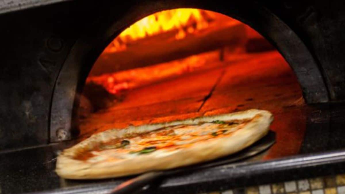 Pizza con bestemmia scritta con la panna: incredibile in un locale a Caorle. Il dipendente è stato sospeso