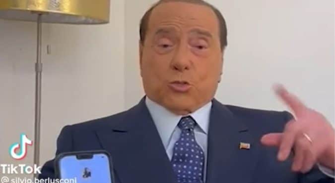 Berlusconi, barzellette su TikTok per il suo sbarco sul social: così il Cavaliere tenta di conquistare i giovani elettori