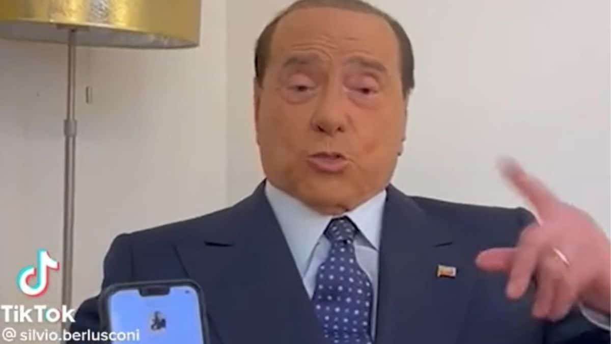 Berlusconi, barzellette su TikTok per il suo sbarco sul social: così il Cavaliere tenta di conquistare i giovani elettori