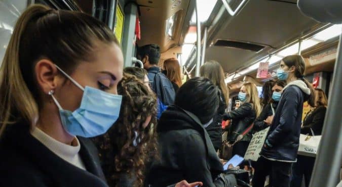 Covid, mascherine obbligatorie su mezzi pubblici e in ospedale: cosa cambia dal 1° ottobre