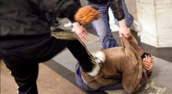 Ostia, ragazzo aggredito fuori scuola: preso a calci e pugni davanti ai professori e genitori