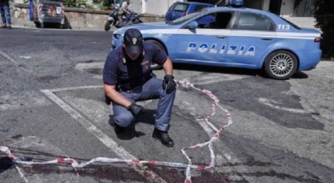 Napoli, uomo ucciso per “battesimo da killer”: la vittima era un clochard