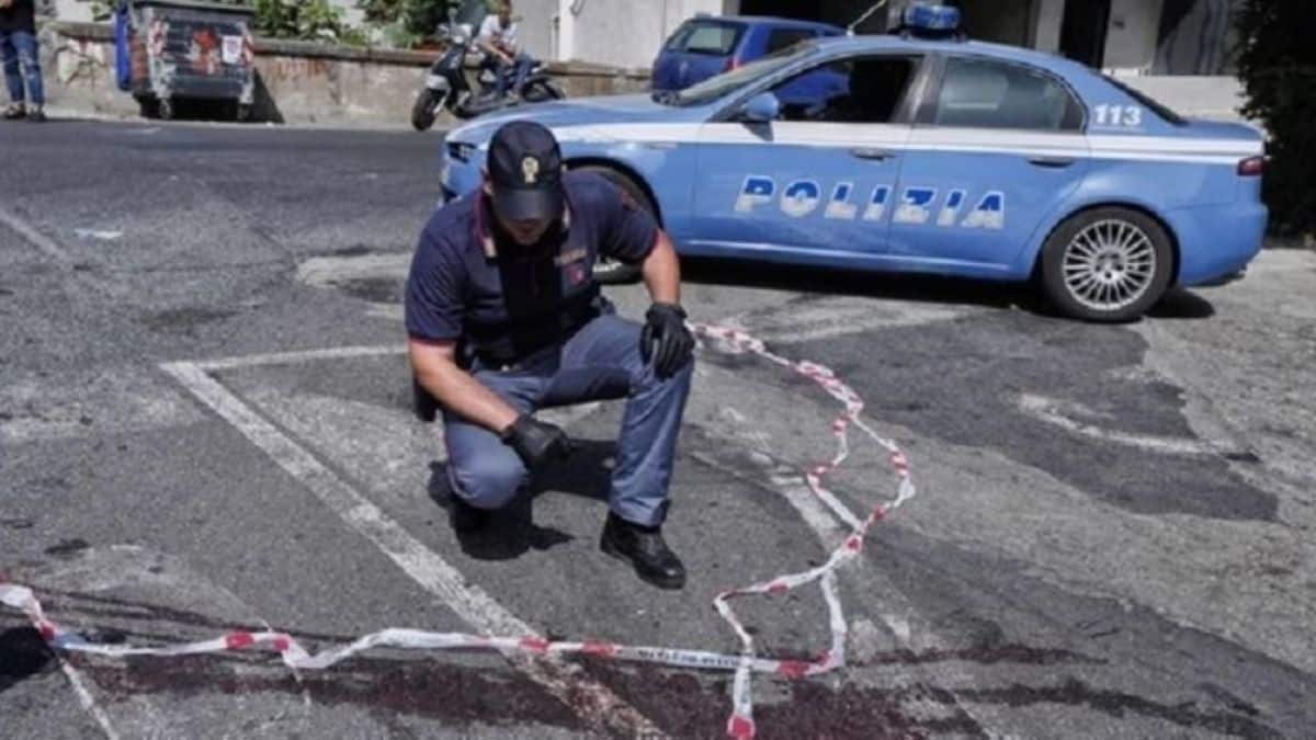 Napoli, uomo ucciso per “battesimo da killer”: la vittima era un clochard