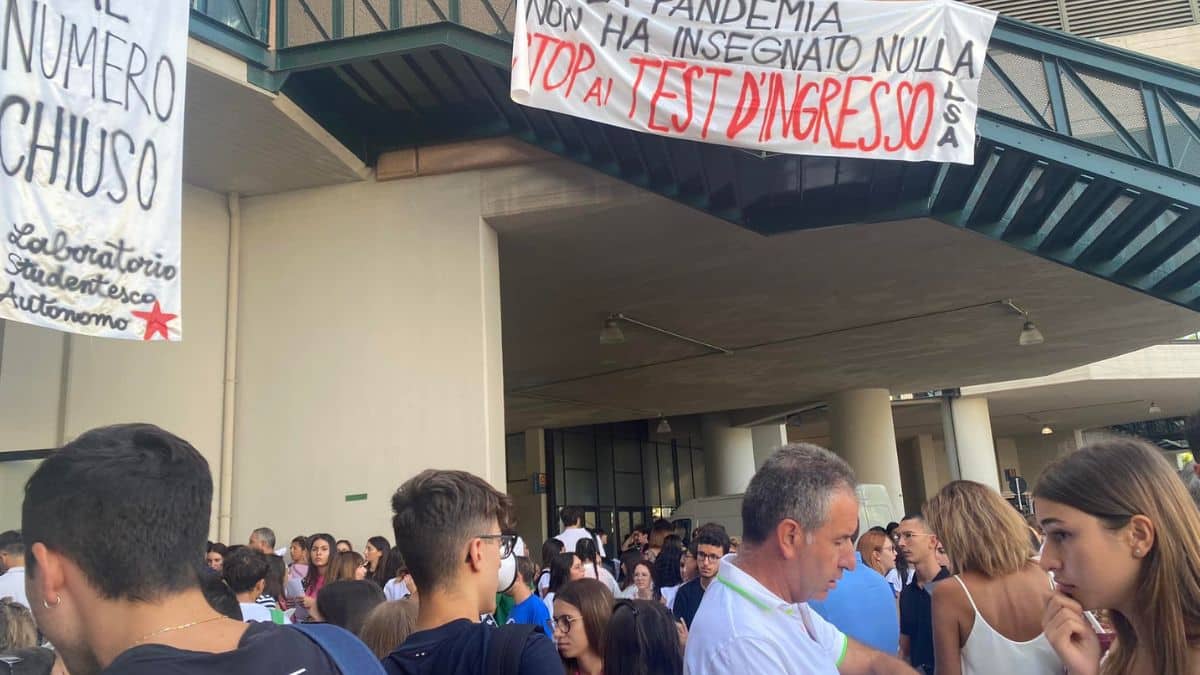 Palermo, proteste contro test d’ingresso a Medicina: la manifestazione degli studenti davanti all’Università