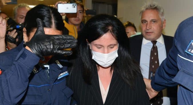 Alessia Pifferi, la mamma della bambina morta di stenti, si presenta in tribunale. La difesa: “Chiede sempre di sua figlia”