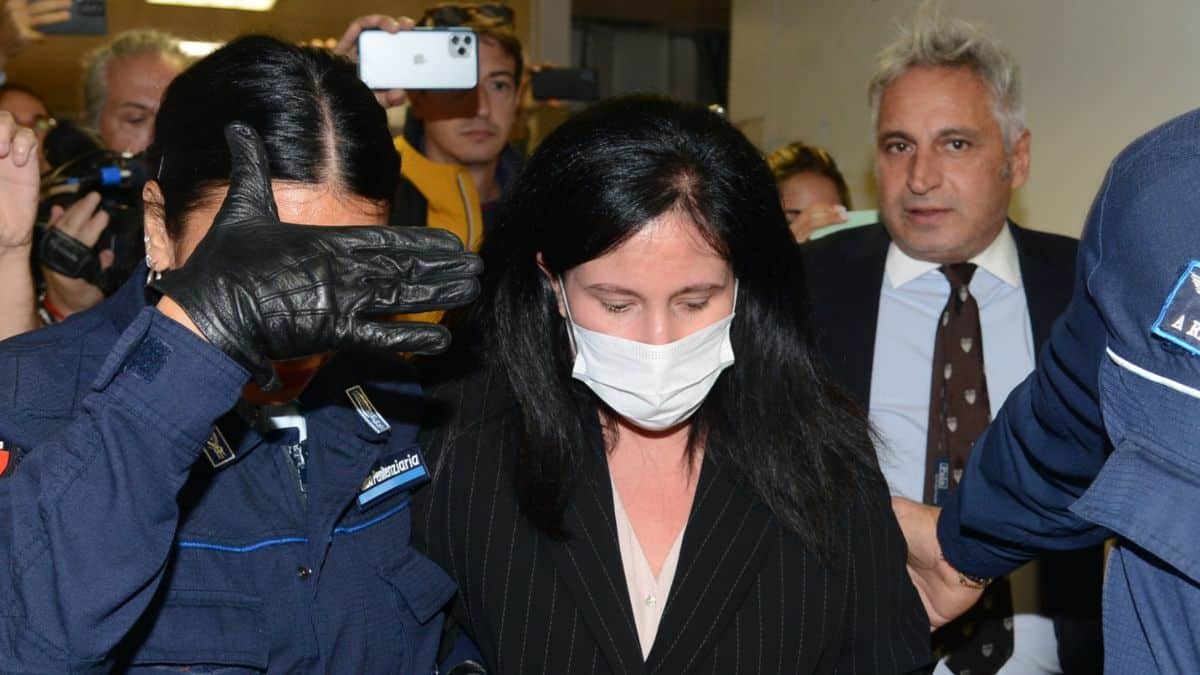 Alessia Pifferi, la mamma della bambina morta di stenti, si presenta in tribunale. La difesa: “Chiede sempre di sua figlia”