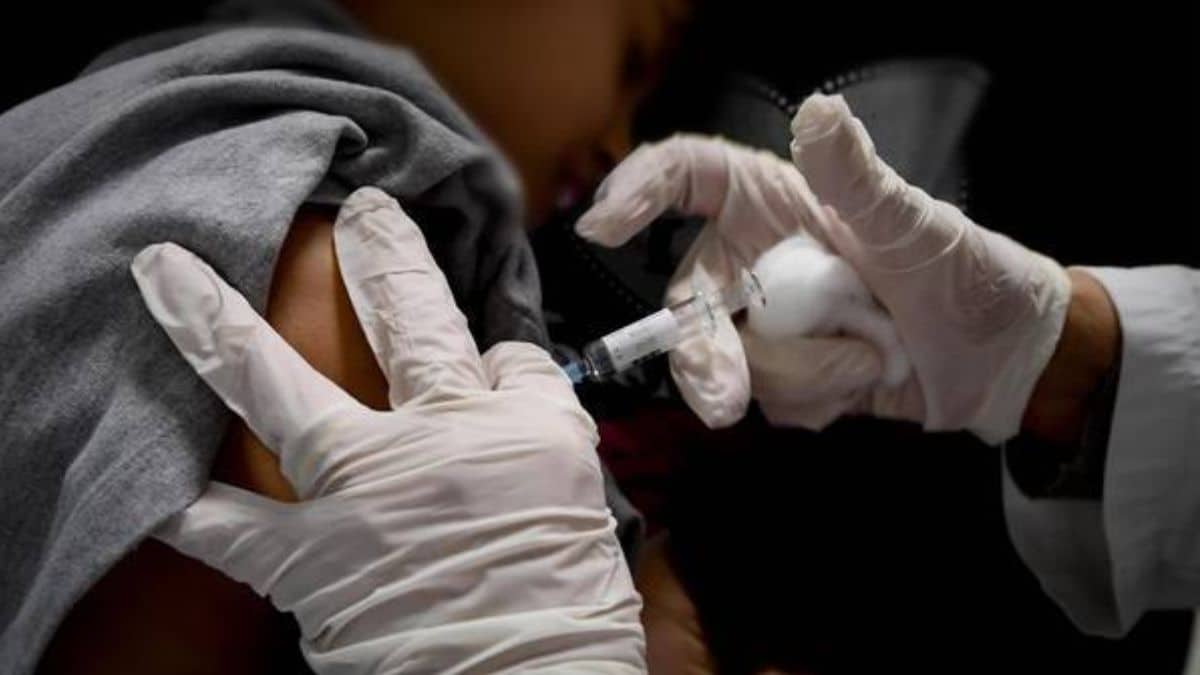 Covid, vaccini aggiornati: prenotazioni al via dal 12 settembre. Quali categorie possono richiedere la somministrazione