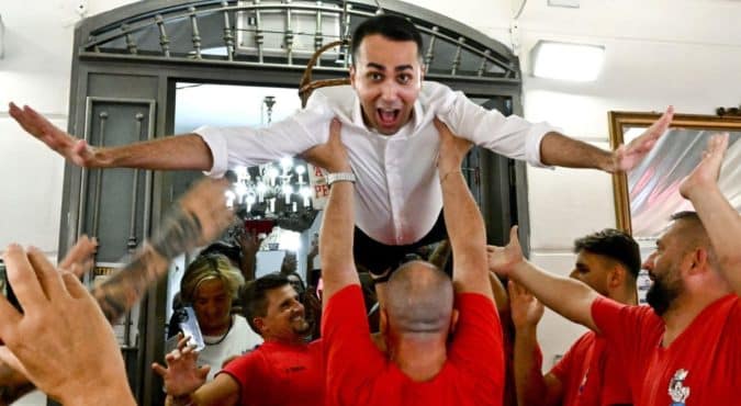 Luigi Di Maio a Napoli in versione Dirty Dancing: dopo le contestazioni nella sua terra si diverte e balla in una trattoria