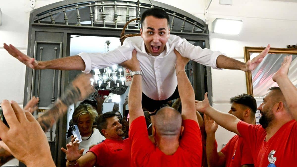 Luigi Di Maio a Napoli in versione Dirty Dancing: dopo le contestazioni nella sua terra si diverte e balla in una trattoria