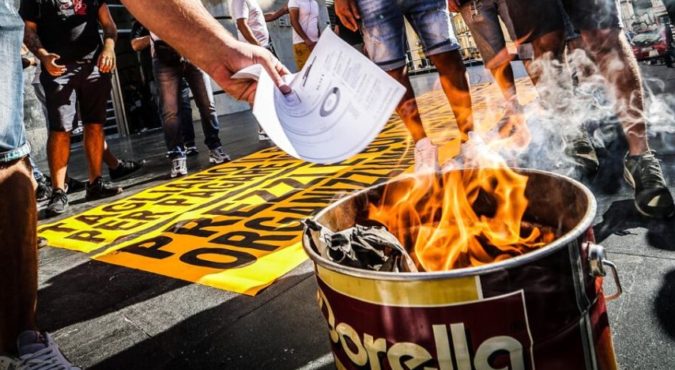 Napoli, bollette bruciate in piazza dai disoccupati contro il caro prezzi dell’energia. Un centinaio protestano con la curiosa iniziativa