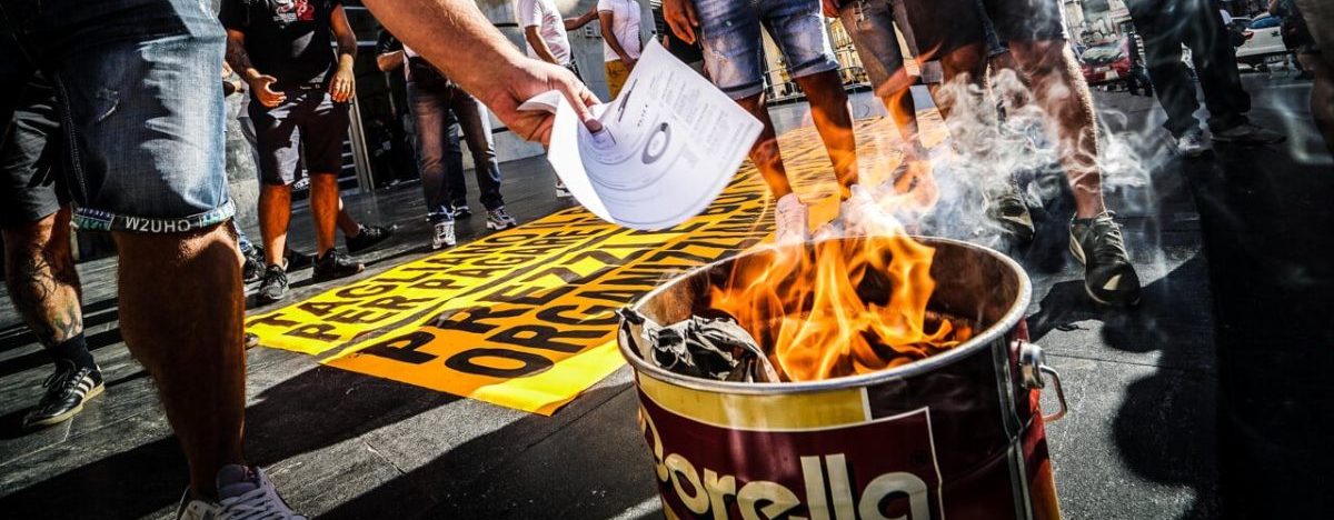 Napoli, bollette bruciate in piazza dai disoccupati contro il caro prezzi dell’energia. Un centinaio protestano con la curiosa iniziativa