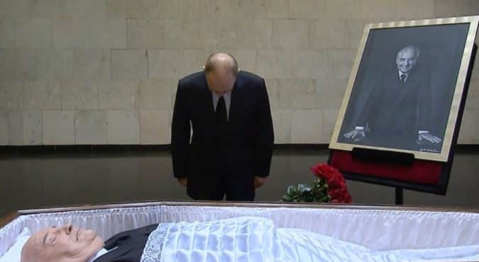 Putin ha reso omaggio alla salma di Gorbaciov ma non sarà presente ai funerali. Mattarella dichiara la necessità di liberarsi dalla dipendenza russa con una risposta urgente dell’Ue sul caro energia