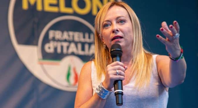 Cagliari, al comizio della Meloni proteste sul palco e cori contro la leader di Fratelli d’Italia