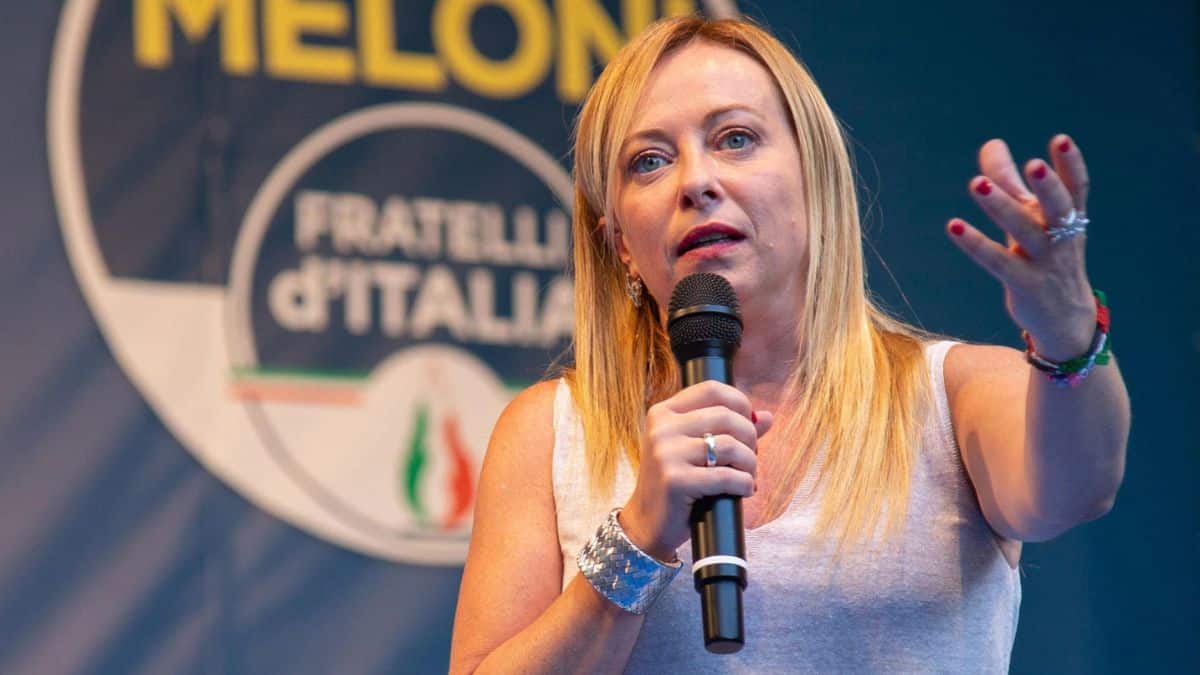 Cagliari, al comizio della Meloni proteste sul palco e cori contro la leader di Fratelli d’Italia