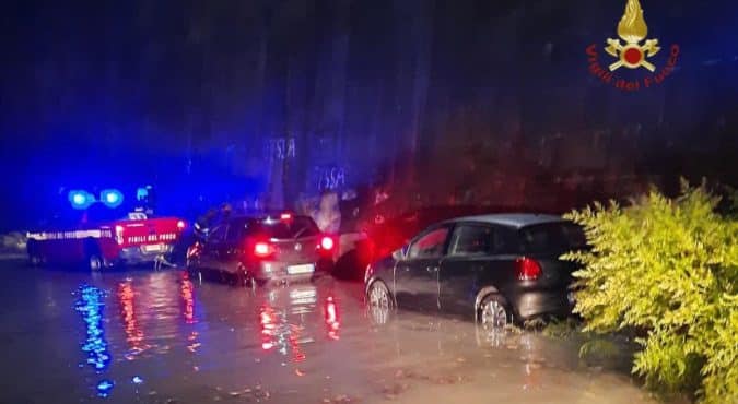 Paura a Roma, il Tevere in piena esonda sul lungotevere Arnaldo da Brescia: quattro auto bloccate e conducenti intrappolati