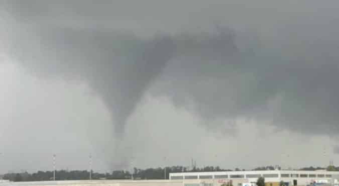 Tornado a Civitavecchia, paura sul litorale laziale. Una forte tromba d’aria ha colpito anche il Lago di Garda