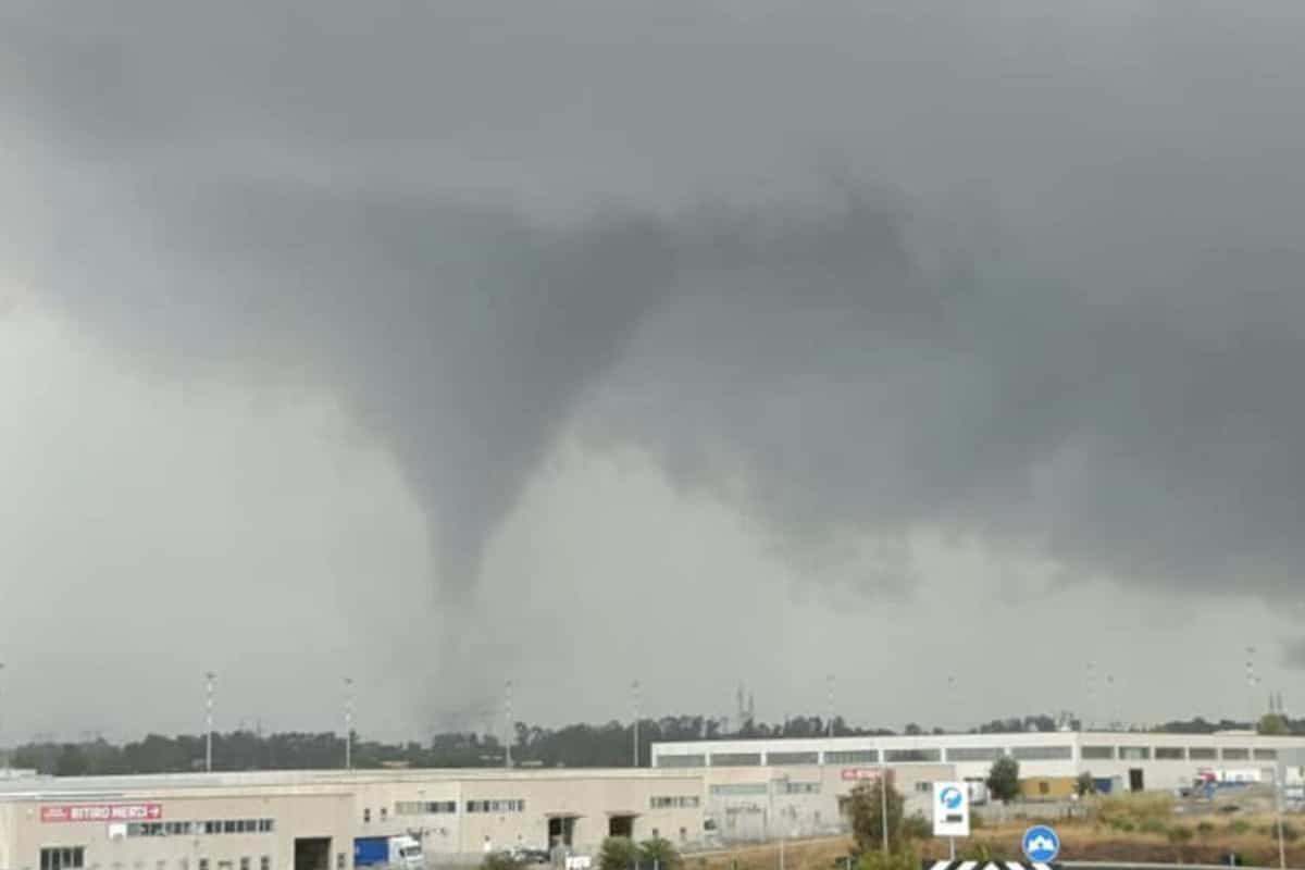 Tornado a Civitavecchia, paura sul litorale laziale. Una forte tromba d’aria ha colpito anche il Lago di Garda