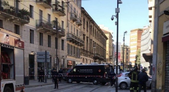 Allarme bomba a Milano nei pressi dell’Assolombarda: individuato un pacco sospetto in strada poco prima dell’intervento di Letta