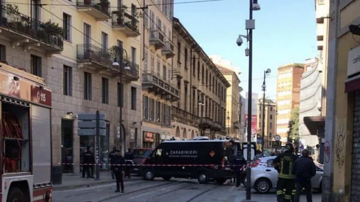 Allarme bomba a Milano nei pressi dell’Assolombarda: individuato un pacco sospetto in strada poco prima dell’intervento di Letta