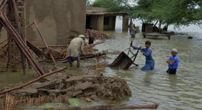 Allagamenti e morti in Pakistan, la catastrofe nel Paese mostra le drammatiche conseguenze del cambiamento climatico. Ma i governi restano inermi