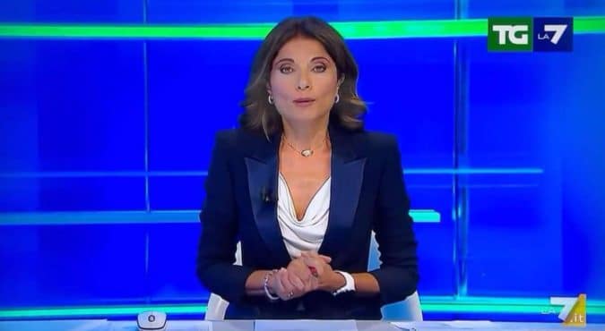 La gaffe di Bianca Caterina Bizzarri al Tg di La7: “Bentrovati a tutti voi dal telegiornale della destra”. Poi le scuse per il lapsus
