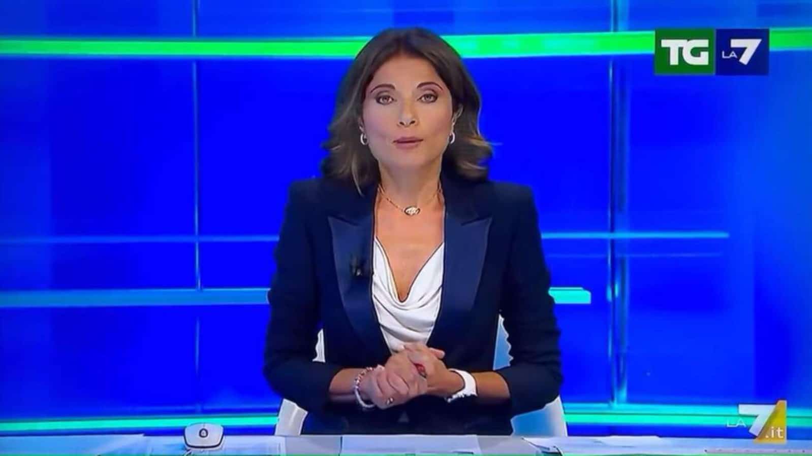 La gaffe di Bianca Caterina Bizzarri al Tg di La7: “Bentrovati a tutti voi dal telegiornale della destra”. Poi le scuse per il lapsus