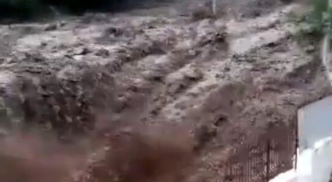 Maltempo in Lazio, tromba d’aria tra Terracina e Sabaudia e fiume di fango e acqua a Formia: paura tra i cittadini