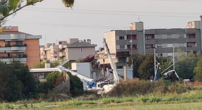Crollo alla stazione di Bussero, una gru è caduta sui binari della metro: danni ai cavi elettrici e circolazione sospesa