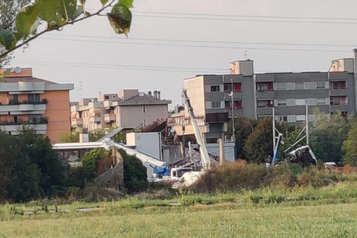 Crollo alla stazione di Bussero, una gru è caduta sui binari della metro: danni ai cavi elettrici e circolazione sospesa