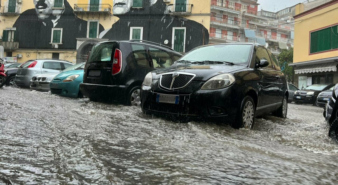 Elezioni, seggi allagati a Napoli. Monta la protesta