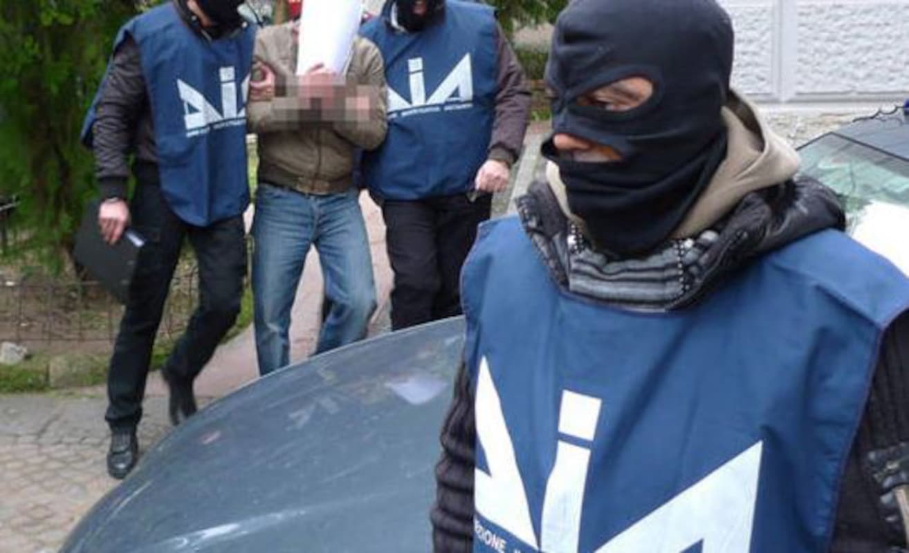 Sventato un giro di fatture false per 20 milioni di euro gestito dalla ‘ndrangheta a Bergamo. Arrestate 33 persone.