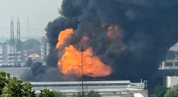 Incendio a San Giuliano Milanese, le fiamme devastano un polo petrolchimico specializzato nello smaltimento di rifiuti tossici