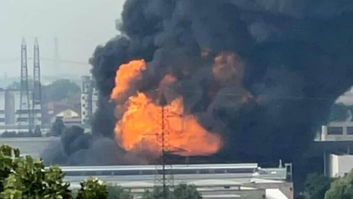 Incendio a San Giuliano Milanese, le fiamme devastano un polo petrolchimico specializzato nello smaltimento di rifiuti tossici