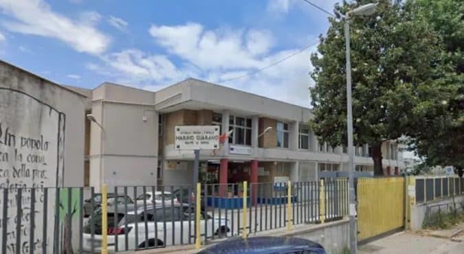 Insegnante di sostegno ucciso a Melito di Napoli, è stato trovato morto nel cortile della scuola: si indaga per omicidio