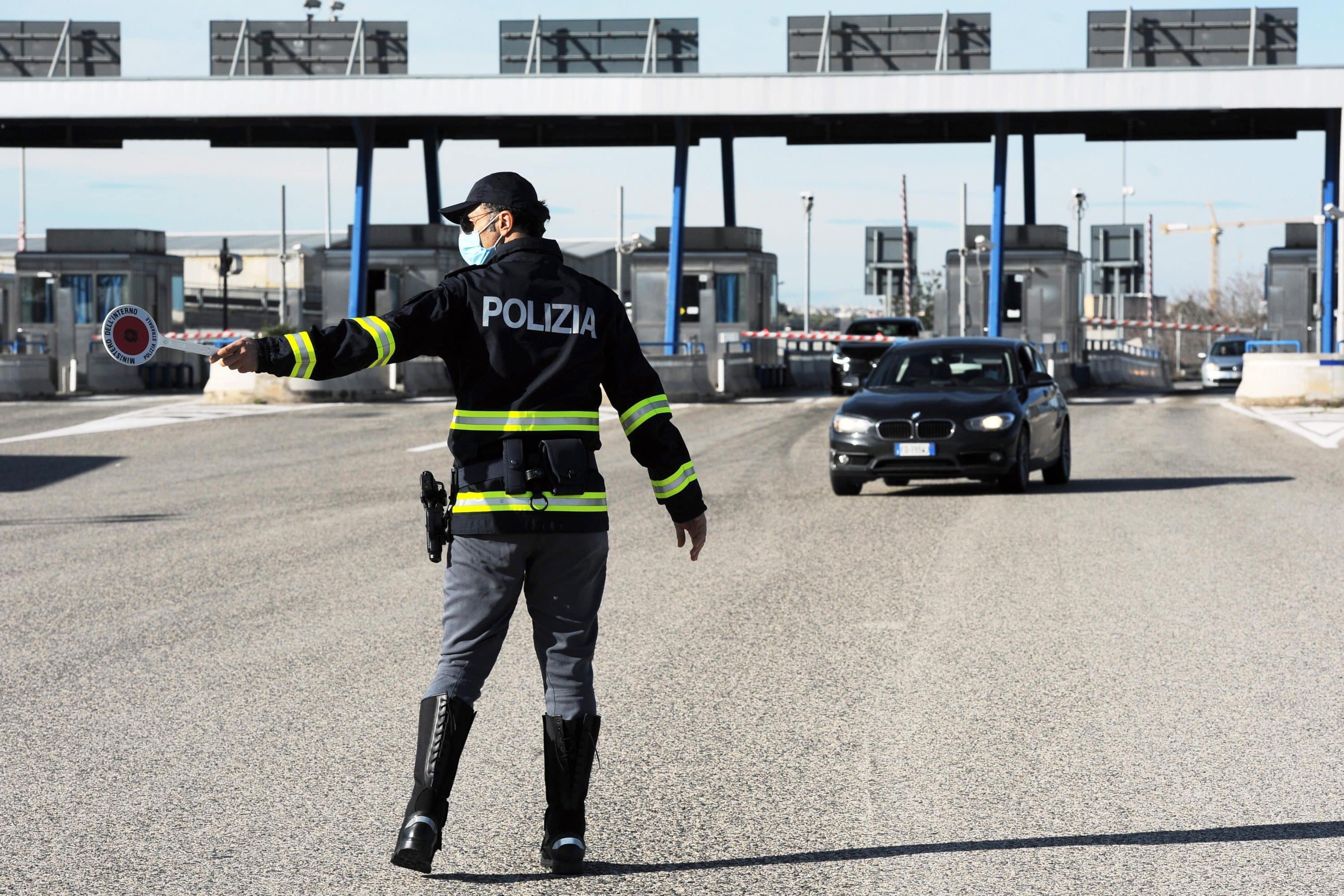 Assalto a un furgone portavalori sulla A14 tra Cerignola e Canosa: i banditi danno fuoco a due camion e bloccano l’autostrada. Panico tra gli automobilisti