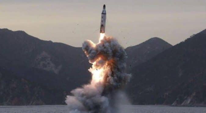 La Corea del Nord lancia un missile balistico verso il Giappone: la reazione del governo nipponico e degli Usa