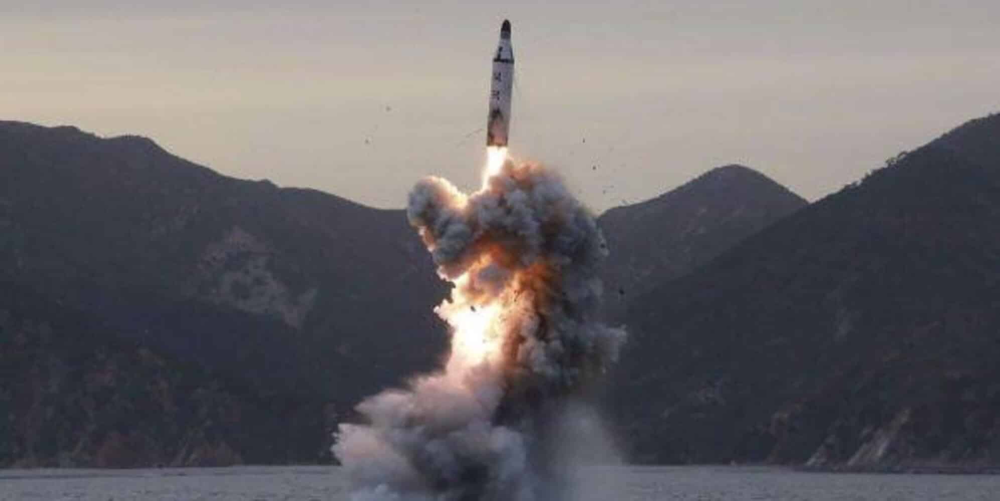 La Corea del Nord lancia un missile balistico verso il Giappone: la reazione del governo nipponico e degli Usa