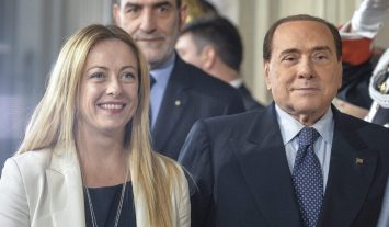 La Meloni incontra Berlusconi: si è discusso della nuova squadra di governo. Renzi annuncia opposizione durissima