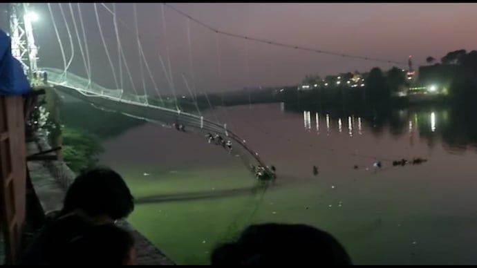 India crolla ponte