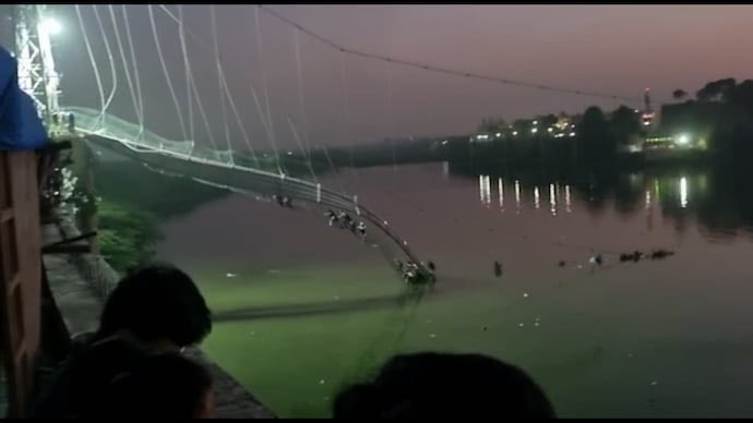 Tragedia in India. Crolla un ponte pedonale durante una festa religiosa, morte almeno 141 persone