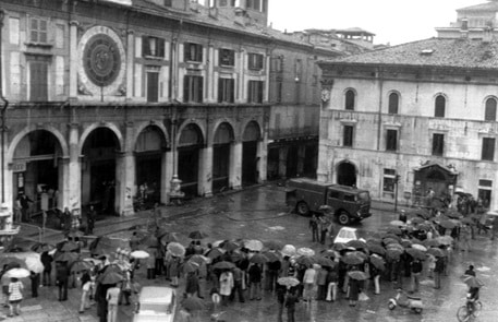 Strage di piazza della Loggia a Brescia, Palazzo Chigi si chiama fuori e non si costituisce parte civile