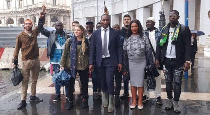Aboubakar Soumahoro con gli stivali sporchi di fango è arrivato alla Camera: “Difendo i diritti di chi ha fame”