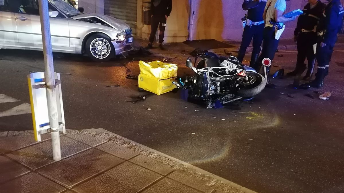 Livorno, rider è stato travolto da un auto: intervento chirurgico per il dipendente di Glovo