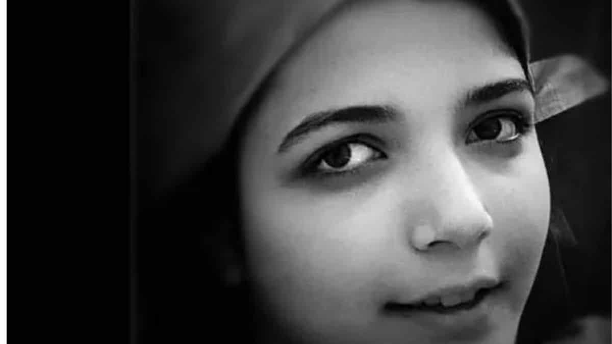 Iran, Asra Panahi è stata picchiata ed uccisa dalla polizia a scuola: aveva 16 anni e si è rifiutata di cantare l’inno
